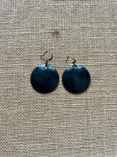 Load image into Gallery viewer, Black Patina Rolled Earring